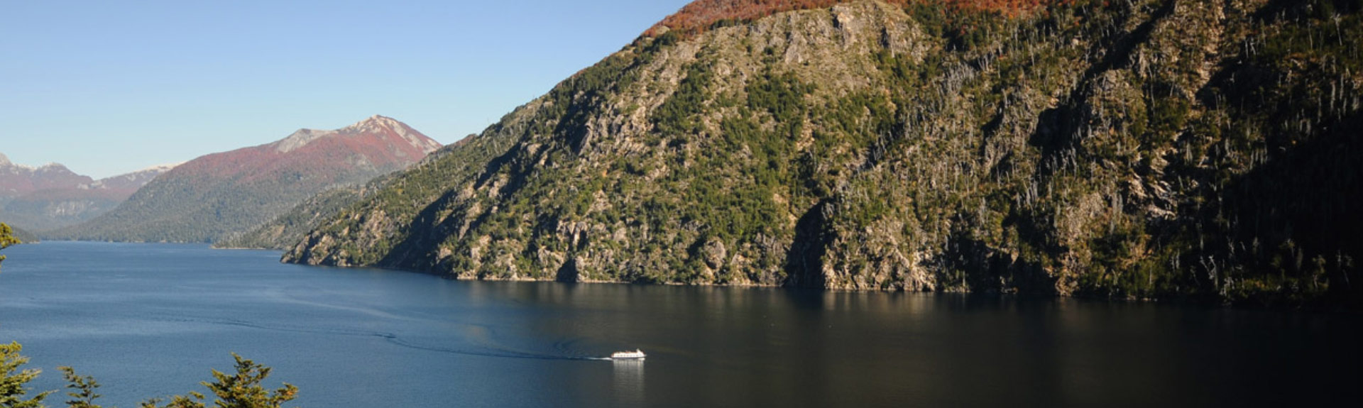 Navegación entre lagos y montañas de la Patagonia
