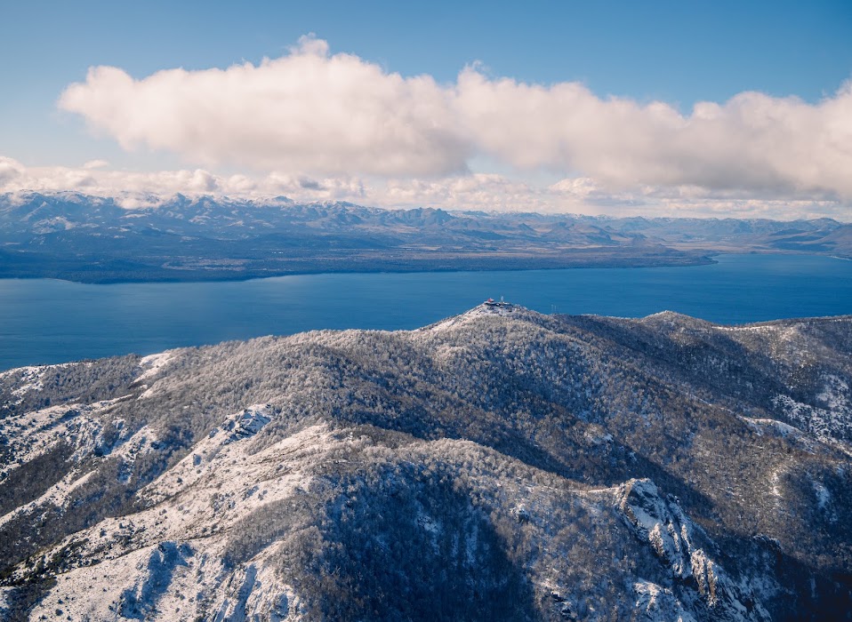 Montañas y bosques nevados junto al lago en la Patagonia