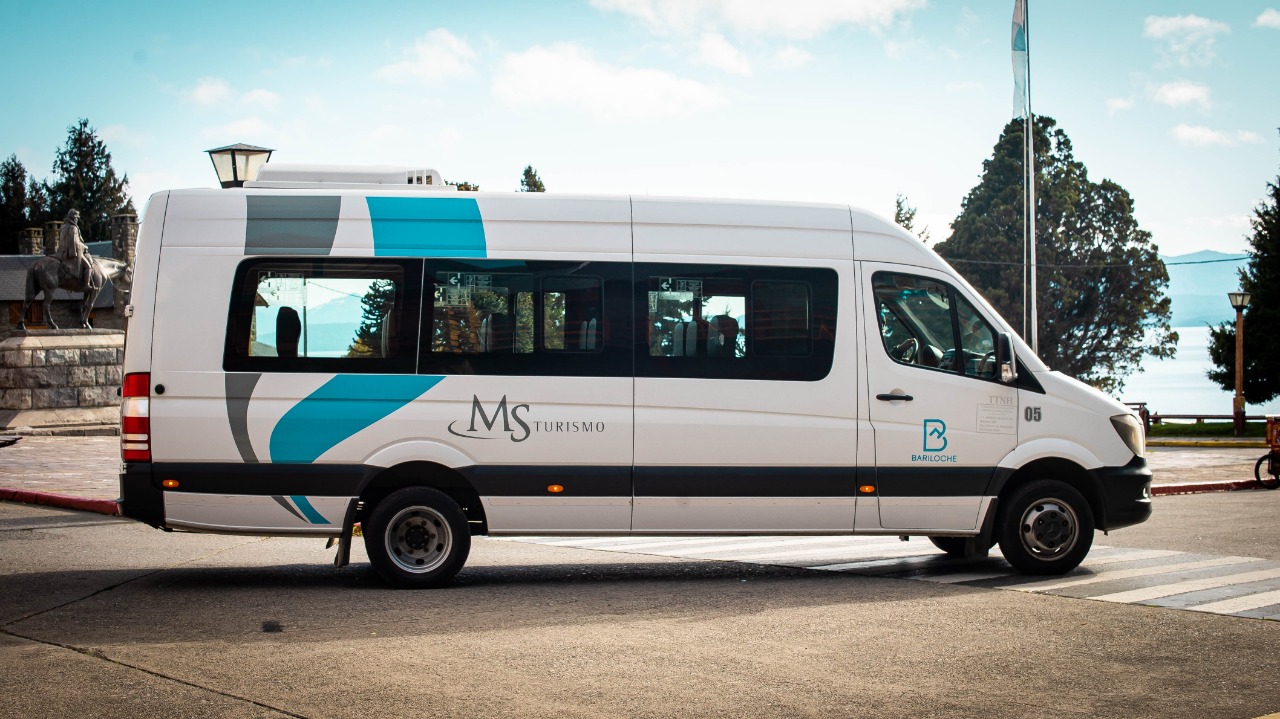Sprinter de MS Turismo en el Centro Cívico de Bariloche