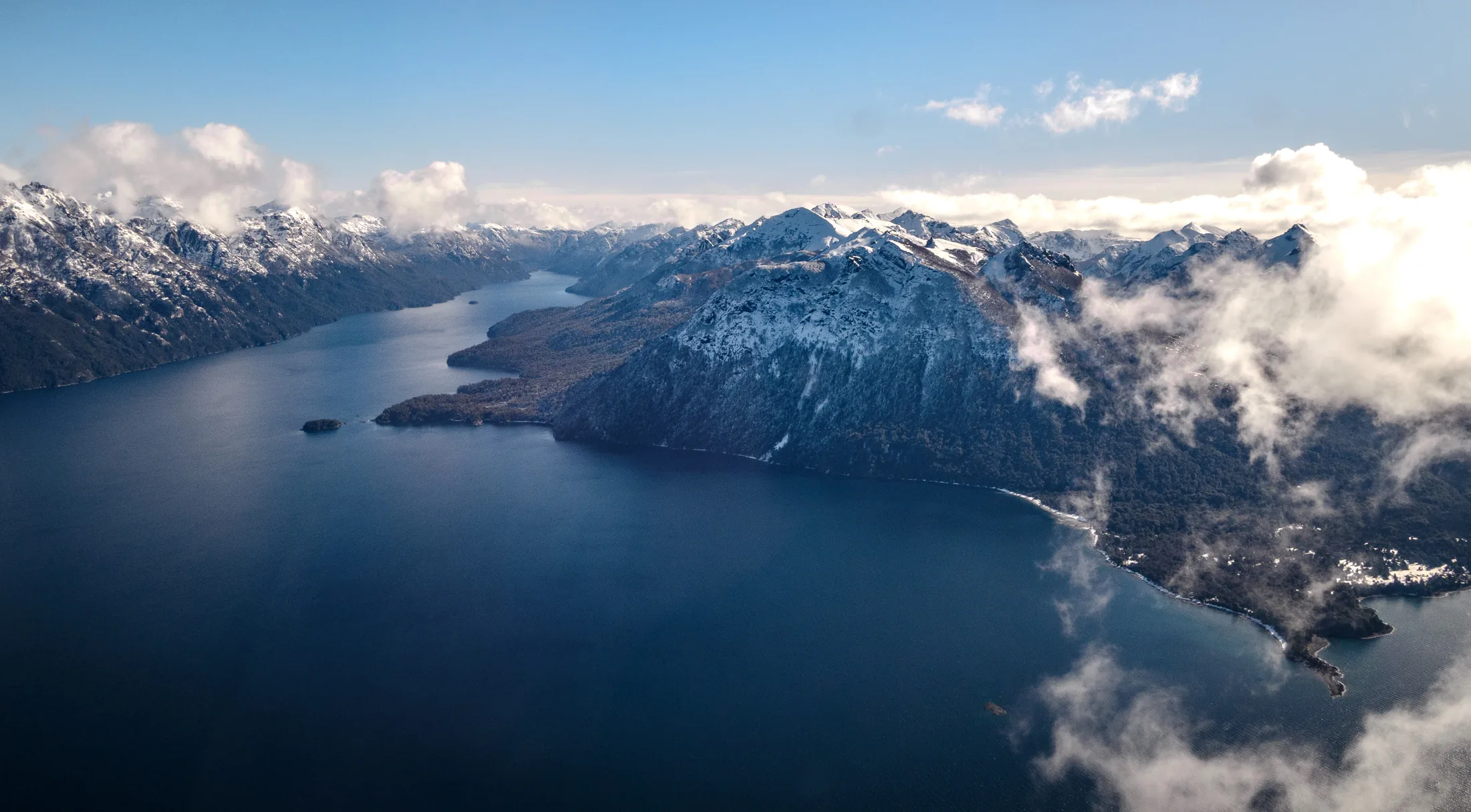 Cordillera y lagos de Bariloche vistos desde el aire