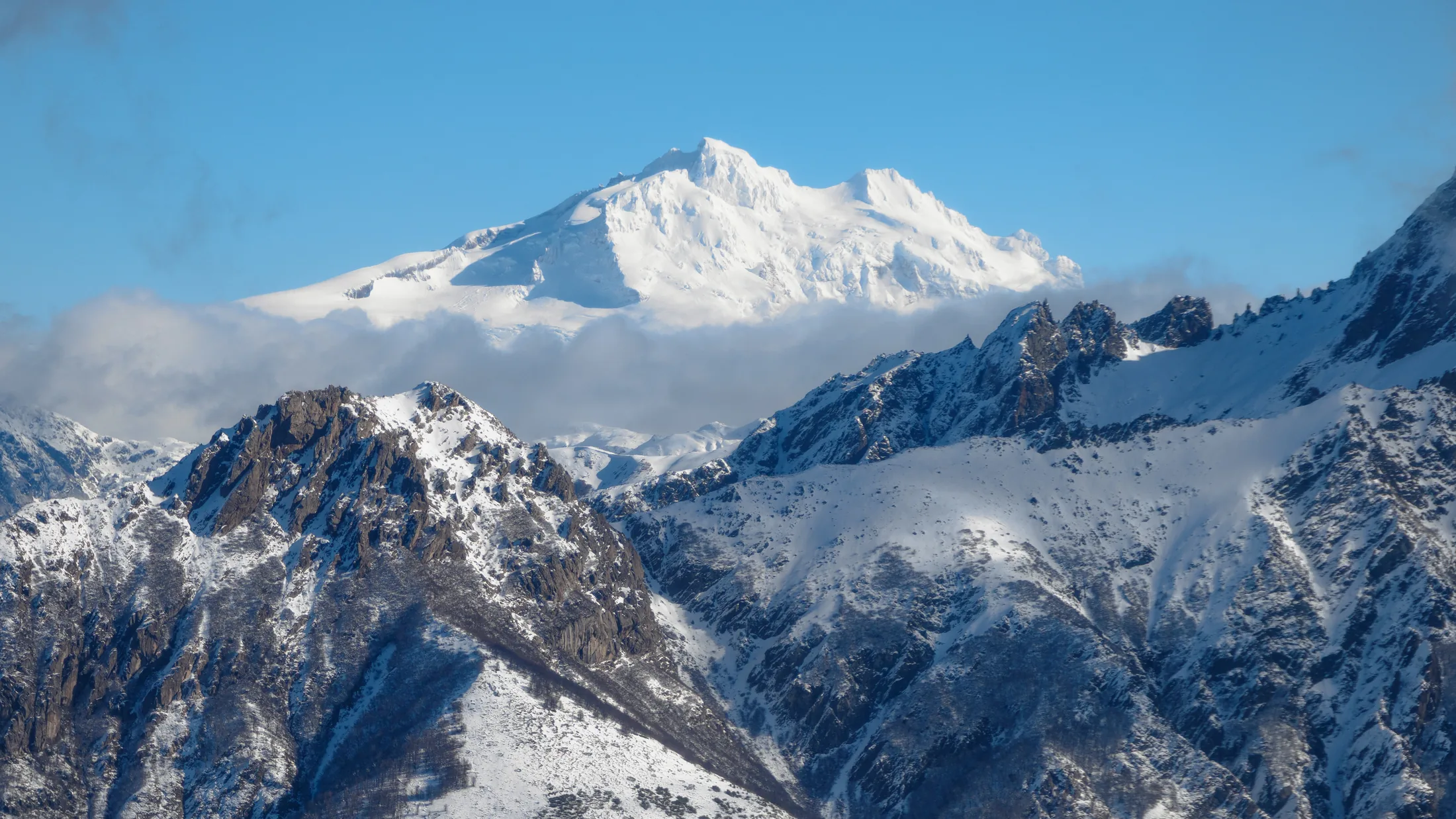 Cerro Tronador nevado visto durante el vuelo panorámico