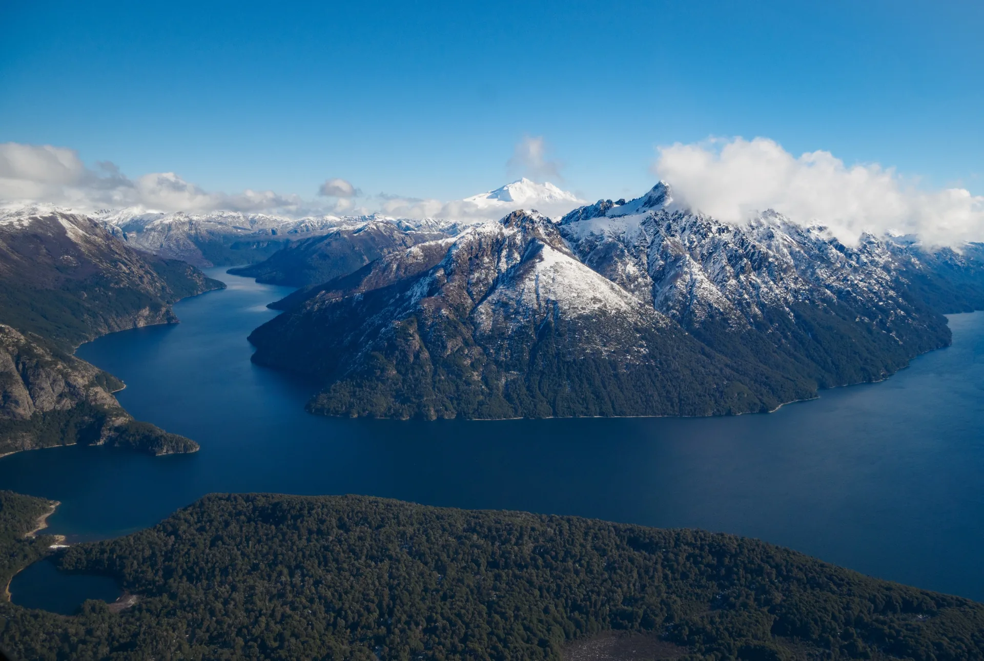 Montañas nevadas y brazos del lago Nahuel Huapi desde el aire
